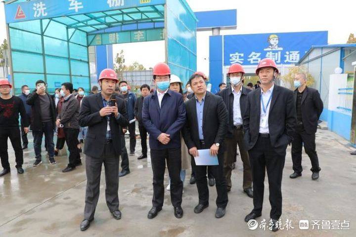 市住建局党组书记,局长张学宏同志,市住建局四级调研员杨延星同志,左