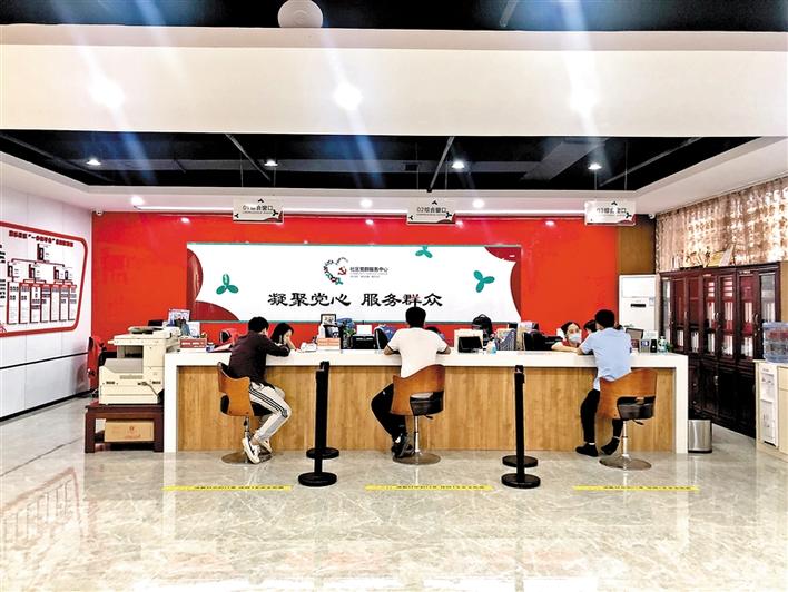 居民在海乐社区党群服务中心服务大厅咨询,办事.