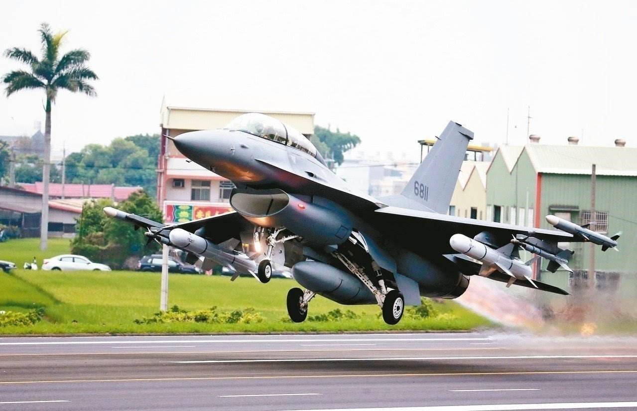 台湾地区F-16战斗机携带“鱼叉”空舰导弹起飞