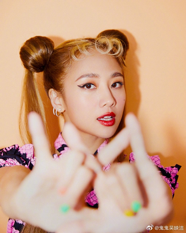 鬼鬼吴映洁金发造型俏皮惹眼 一身粉嫩装扮少女范儿十足 吴映洁 新浪新闻