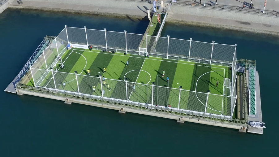 在海上踢足球是一种什么样的体验