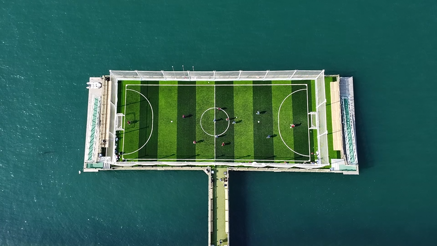 在海上踢足球是一种什么样的体验