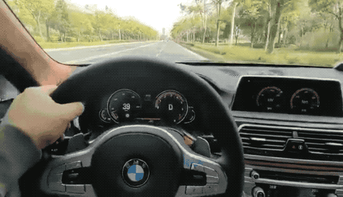 单手开宝马最高飙到250的那个人抓住了真是坍上海人的台