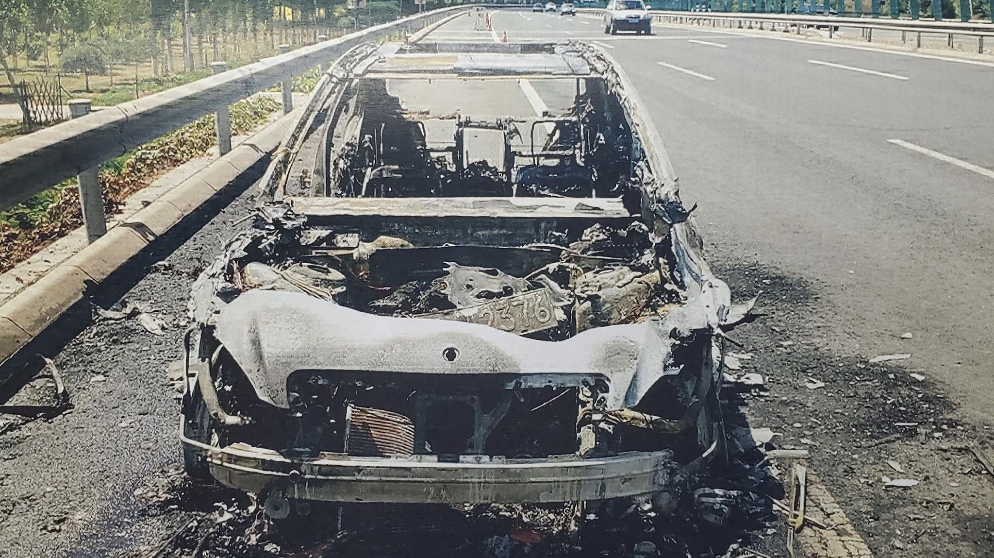 北京一男子为骗保高速路上点燃奔驰 一审获刑2年