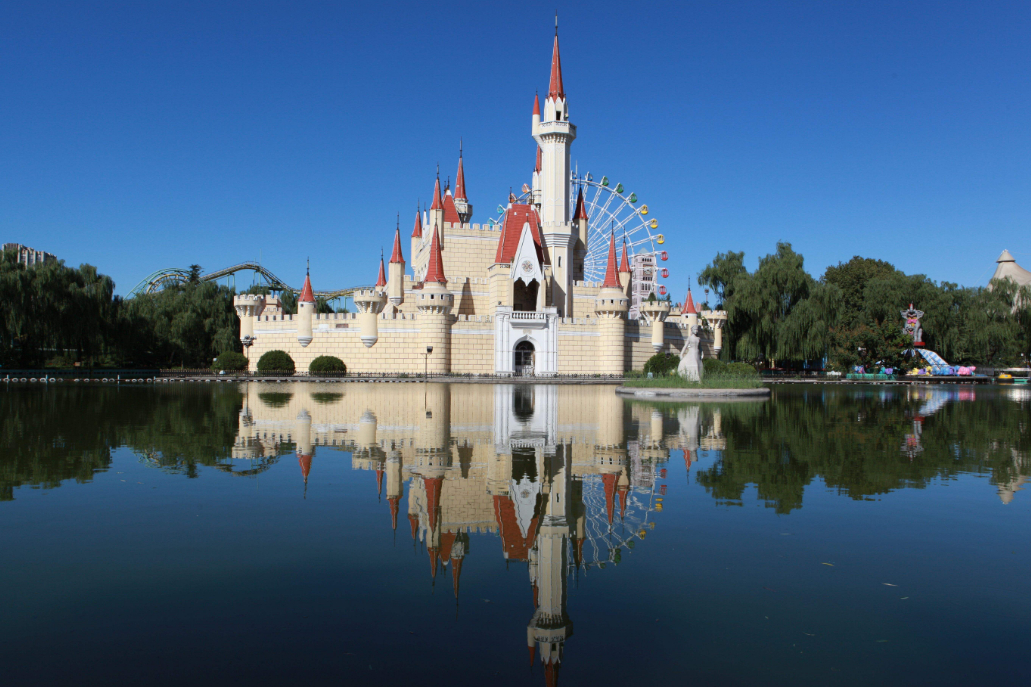 方特欢乐谷等这些游乐园有很大的不同,虽然都有特色的品牌文化,但北京