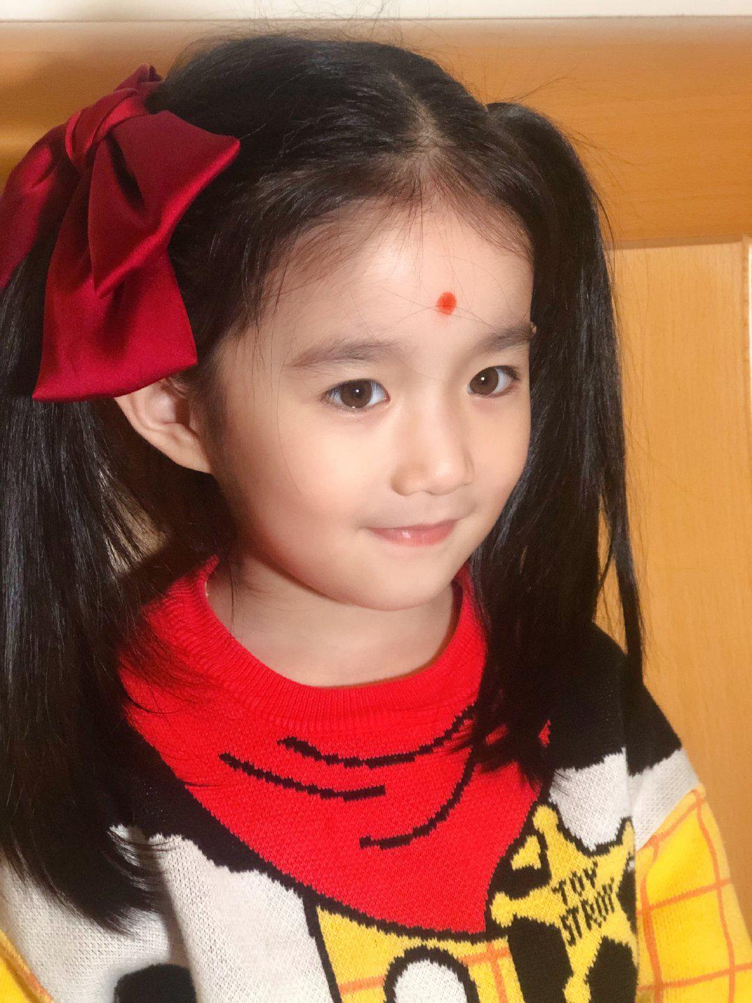 4岁小女孩居然撞脸@杨幂 ,眉眼与神态是有几分相似