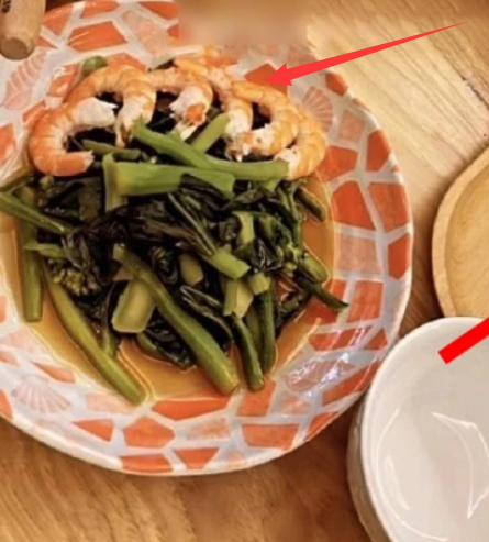 碧婷坐月子，向佐亲自为其剥虾，郭碧婷爸爸特意为女儿加营养餐休闲区蓝鸢梦想 - Www.slyday.coM