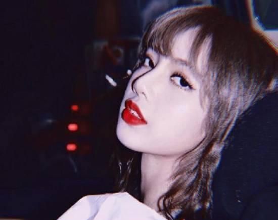 lisa铁刘海屹立不倒,新造型是另外的"风景"|刘海|造型|额头_新浪新闻