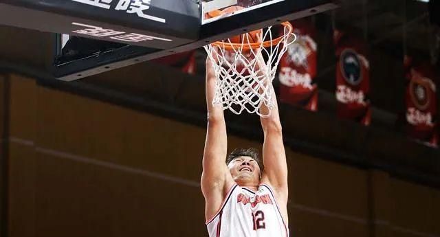 苏伟抢断后一条龙扣篮,杜锋的表情亮了,果然是一个很真实的人