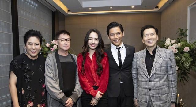 郭碧婷坐月子,向佐亲自为其剥虾,郭碧婷爸爸特意为女儿加营养餐休闲区蓝鸢梦想 - Www.slyday.coM 郭碧婷坐月子,向佐亲自为其剥虾,郭碧婷爸爸特意为女儿加营养餐休闲区蓝鸢梦想 - Www.slyday.coM