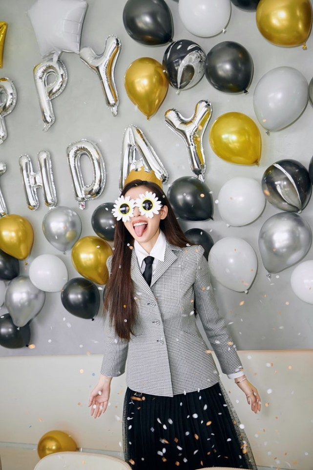 三十而已!张天爱学院风穿搭甜美可人 切蛋糕吐舌搞怪甜化了