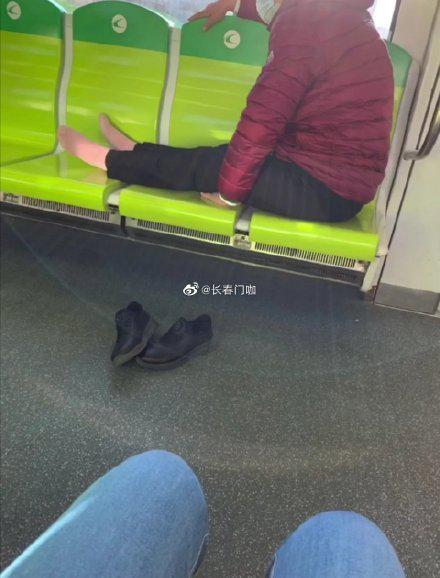长春长春大妈轻轨上脱鞋