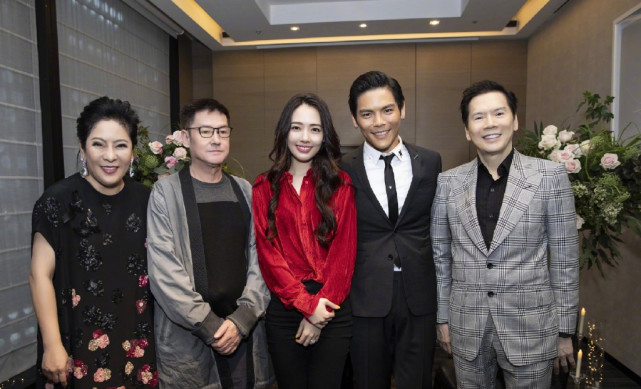 碧婷坐月子，向佐亲自为其剥虾，郭碧婷爸爸特意为女儿加营养餐休闲区蓝鸢梦想 - Www.slyday.coM