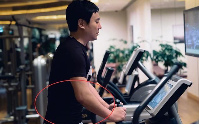 收获了健身减肥成功的效果,手臂肌肉明显,胸肌也有了,最重要的是沈腾