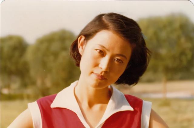 长相平平的倪大红娶了倪萍的亲妹妹倪炜女方颜值一点不输姐姐
