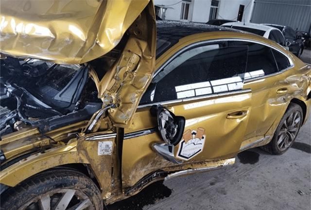 大众cc发生严重事故,安全气囊却没弹出,4s店:你撞错地方了!