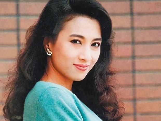 27岁嫁百亿豪门,忍气吞声43年揽70亿遗产的背后,并非全靠隐忍|何莉莉