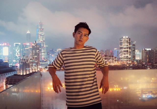 参观李现在上海的家住着寸土寸金的豪宅家里却拿来放鞋子了