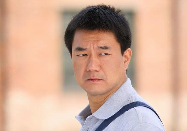 老戏骨董勇:曾不恋不婚,46岁二婚生女,如今成了"女儿奴"