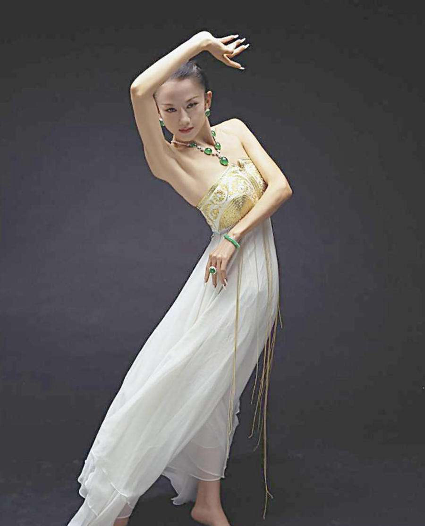 62岁杨丽萍仙气全无,为保持身材削肋骨,如今剪掉指甲拄拐出行