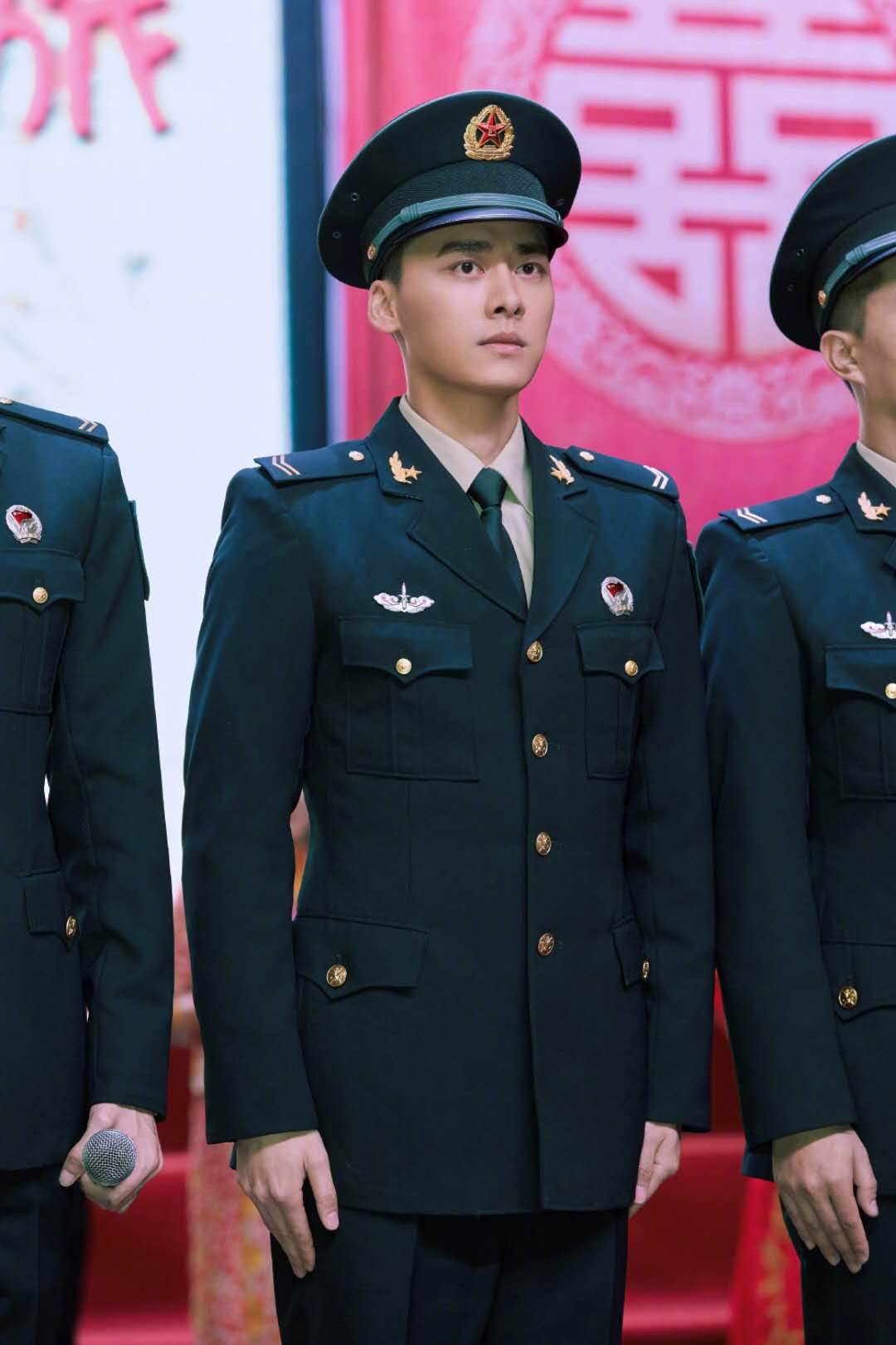 男明星穿军装,易烊千玺稚嫩,陈伟霆硬朗,看到杨洋:最有气质