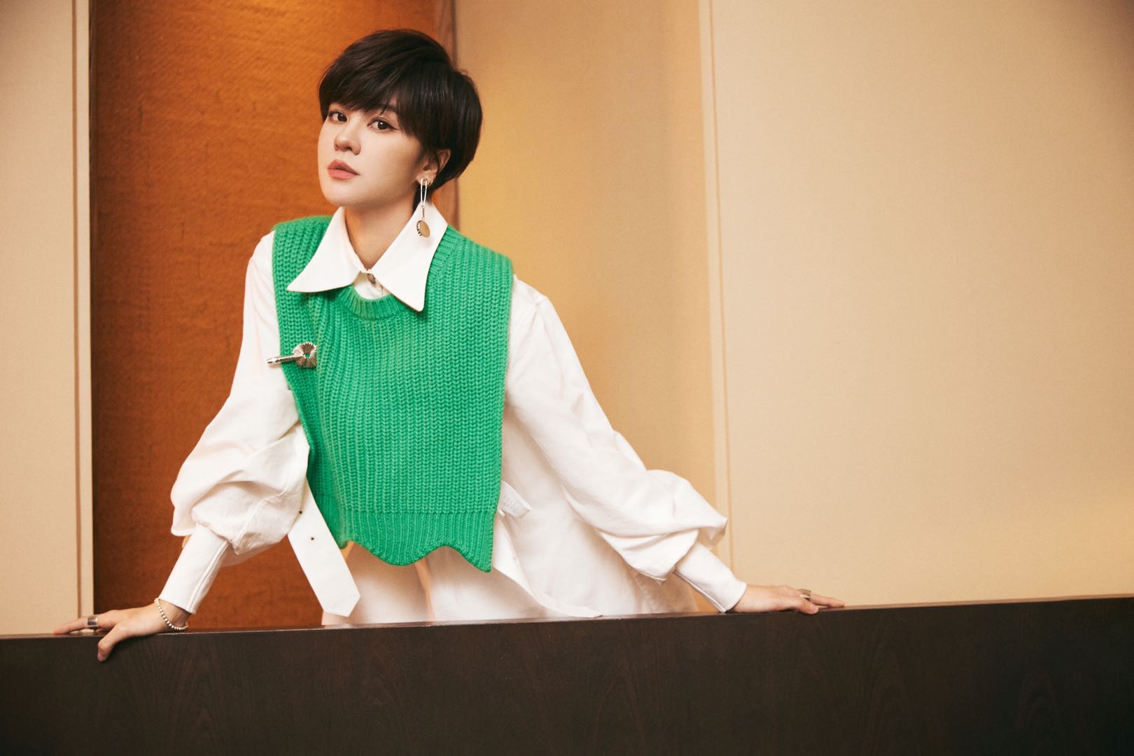 郁可唯衣品忒好了,廓形衬衫搭配针织衫,特迷人