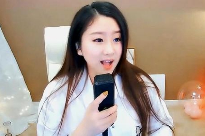 另外菲儿真名是马媛媛,她在2014年就在某平台做直播.