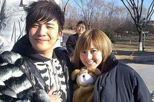 大张伟与妻子罕同框经纪人掌控经济大权浑身名牌结婚4年无子