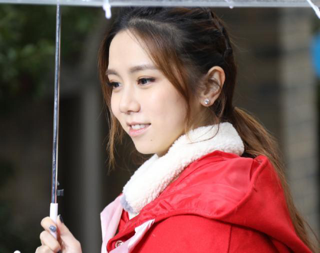 邓紫棋侧脸下的五官也相当出众.