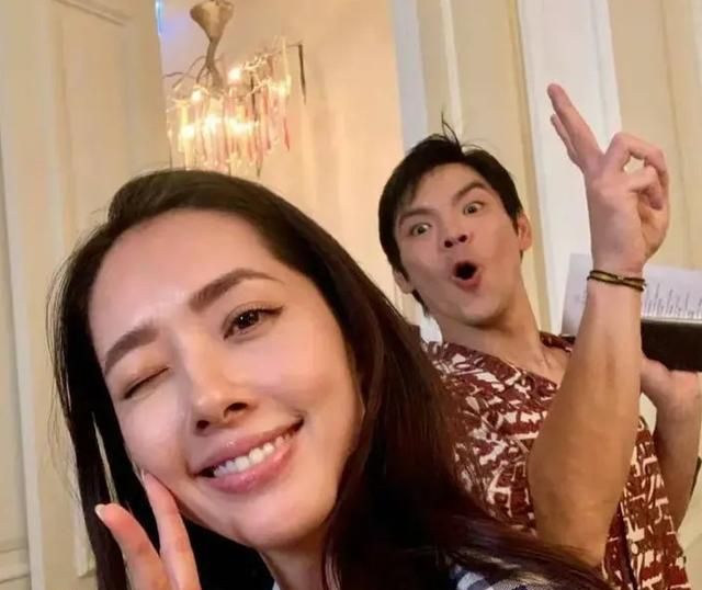 郭碧婷坐月子,向佐亲自为其剥虾,郭碧婷爸爸特意为女儿加营养餐休闲区蓝鸢梦想 - Www.slyday.coM 郭碧婷坐月子,向佐亲自为其剥虾,郭碧婷爸爸特意为女儿加营养餐休闲区蓝鸢梦想 - Www.slyday.coM