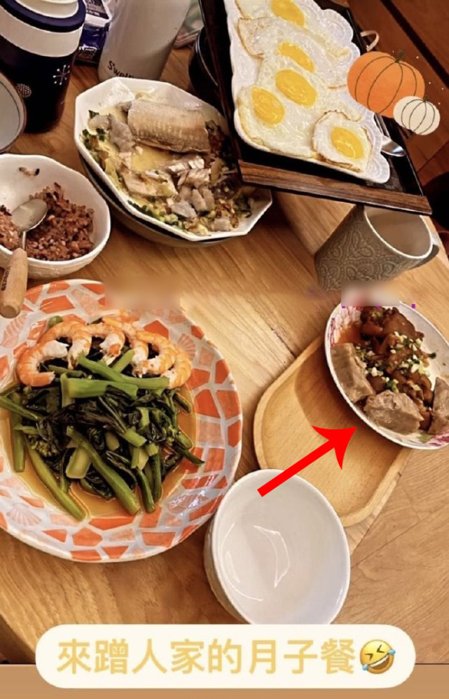 碧婷坐月子，向佐亲自为其剥虾，郭碧婷爸爸特意为女儿加营养餐休闲区蓝鸢梦想 - Www.slyday.coM