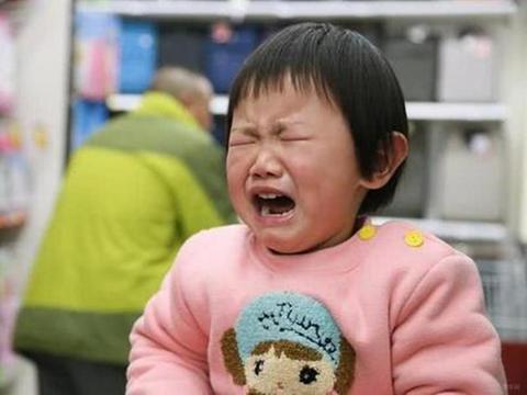 孩子在外面撒泼打滚怎么办?父母运用3个小技巧,搞定闹情绪的娃|父母|小技巧|理智|右脑|小孩子_新浪新闻