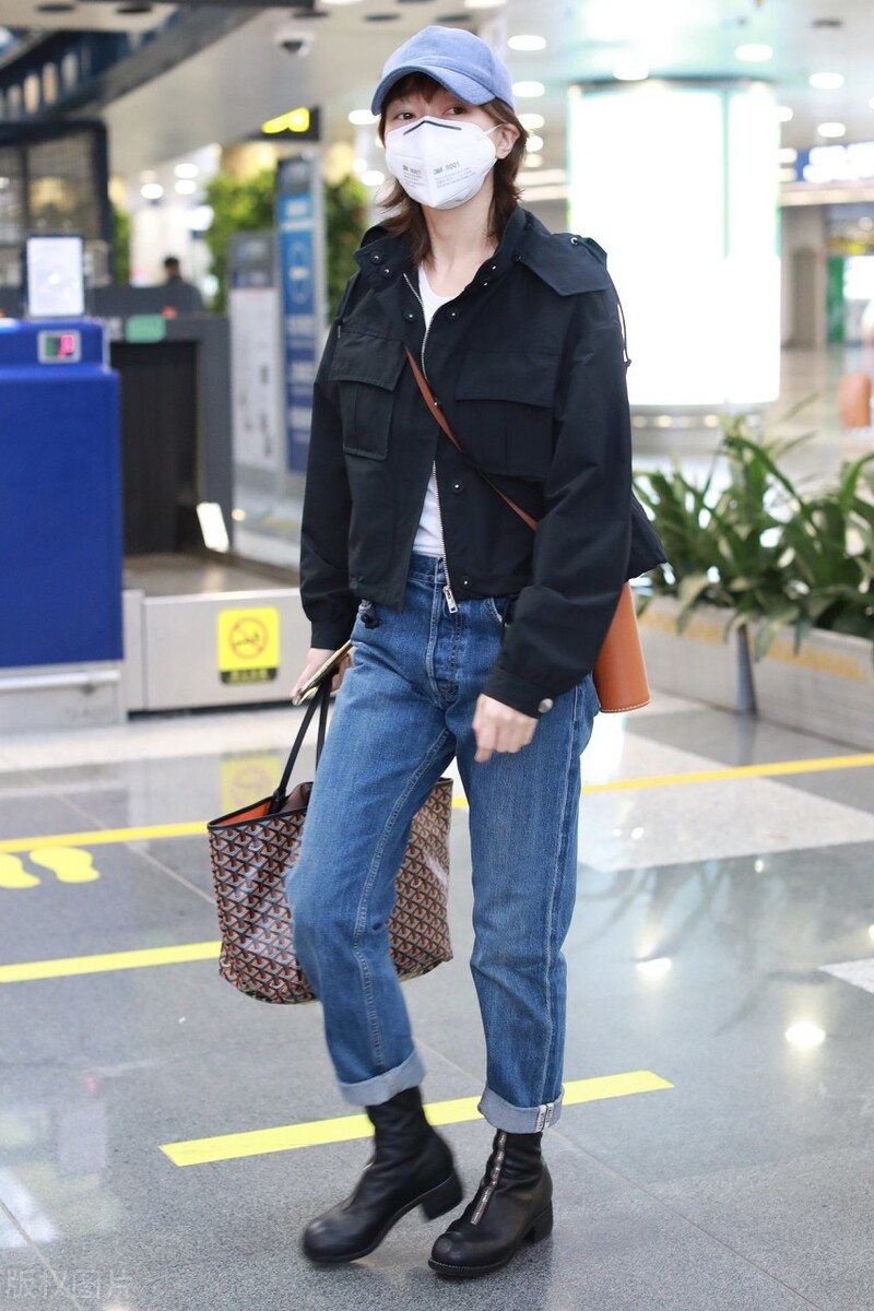 焦俊艳穿黑色上衣搭配牛仔裤现身,身材修长气质好|焦俊艳|牛仔裤|身材