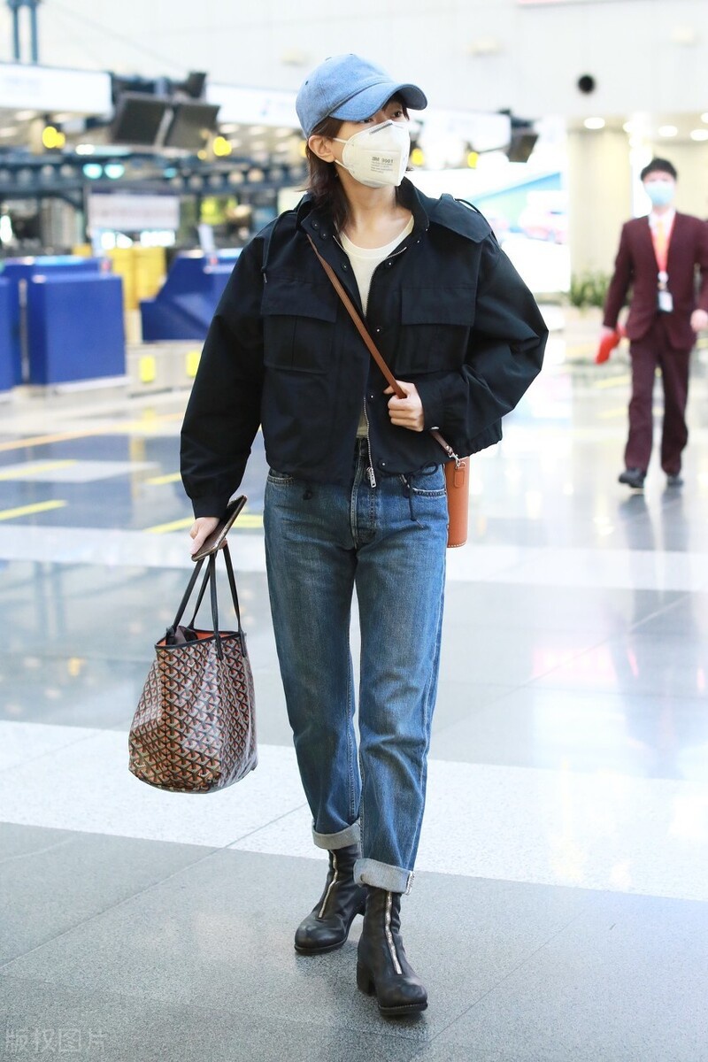 焦俊艳穿黑色上衣搭配牛仔裤现身,身材修长气质好|焦俊艳|牛仔裤|身材