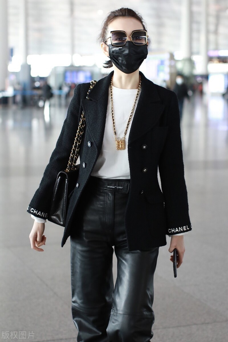 王鸥穿黑色西装搭配皮裤现身机场,一袭穿搭时髦高级