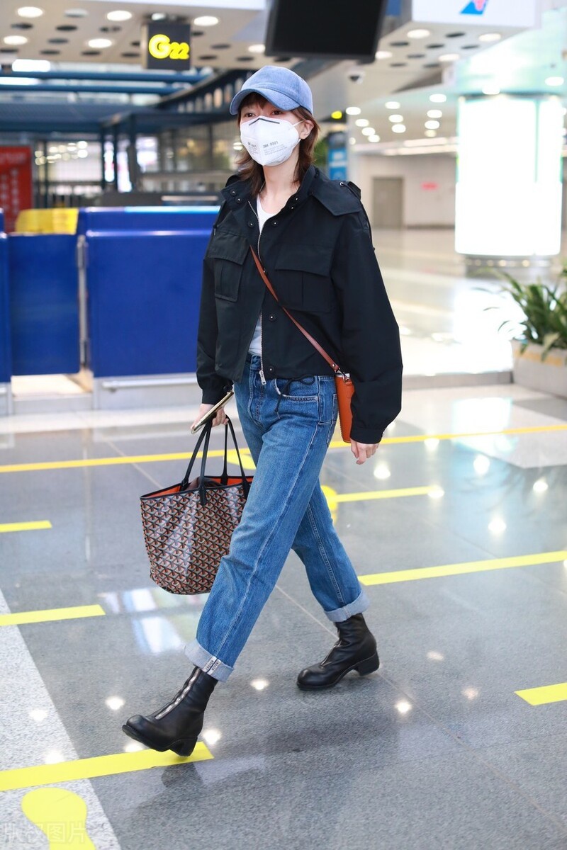 焦俊艳穿黑色上衣搭配牛仔裤现身,身材修长气质好|焦俊艳|牛仔裤|身材