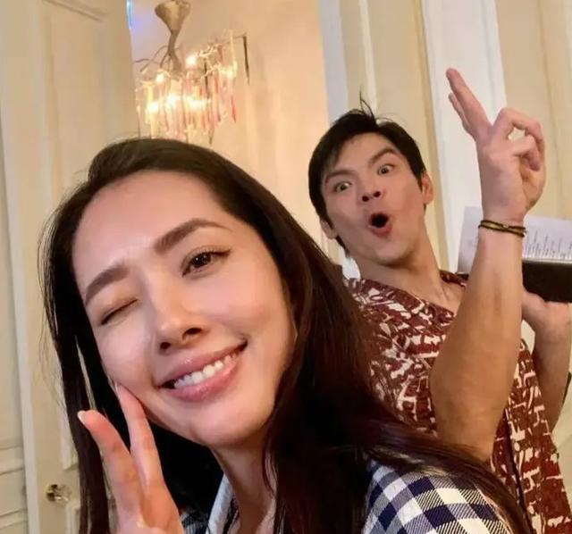 郭碧婷坐月子,向佐亲自为其剥虾,郭爸爸不放心月子会所给女儿加餐休闲区蓝鸢梦想 - Www.slyday.coM