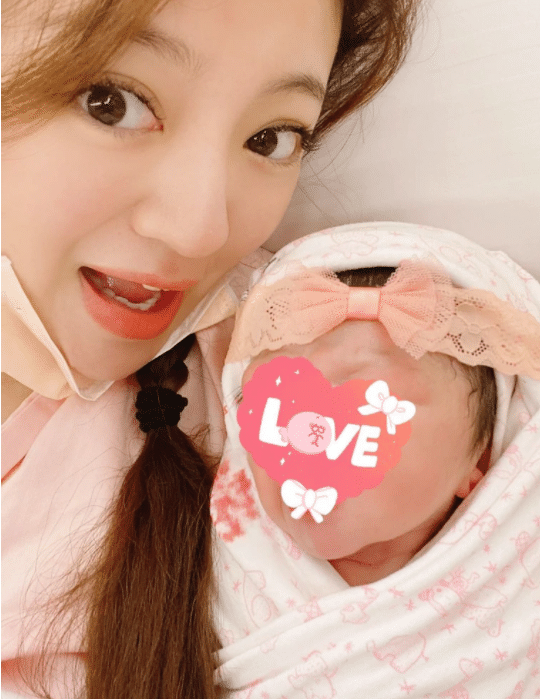 安以轩二胎得女,两年生俩是陈荣炼的要求?晒女儿正脸取名有深意