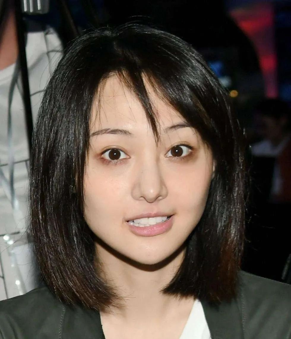 29岁的郑爽脸怎么了瘦到脱相颧骨高耸让人担心她的状态