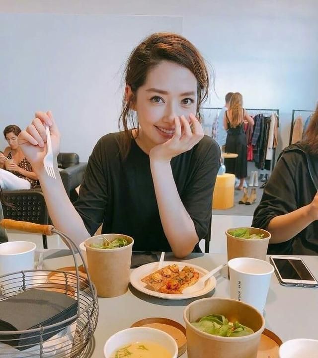 郭碧婷坐月子,向佐亲自为其剥虾,郭碧婷爸爸特意为女儿加营养餐休闲区蓝鸢梦想 - Www.slyday.coM 郭碧婷坐月子,向佐亲自为其剥虾,郭碧婷爸爸特意为女儿加营养餐休闲区蓝鸢梦想 - Www.slyday.coM