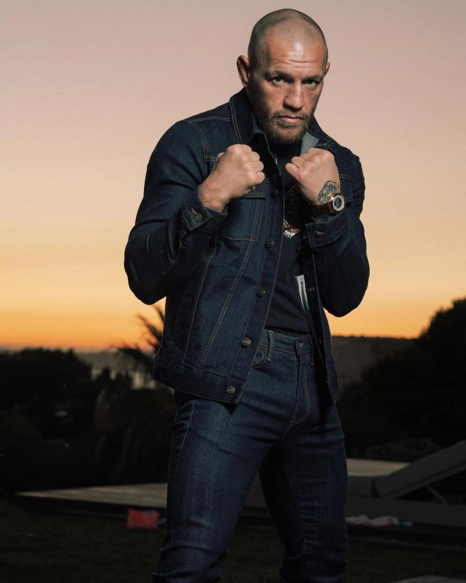 新闻看点# ufc巨星康纳·麦格雷戈在网上展. 来自杨华评论 - 微博