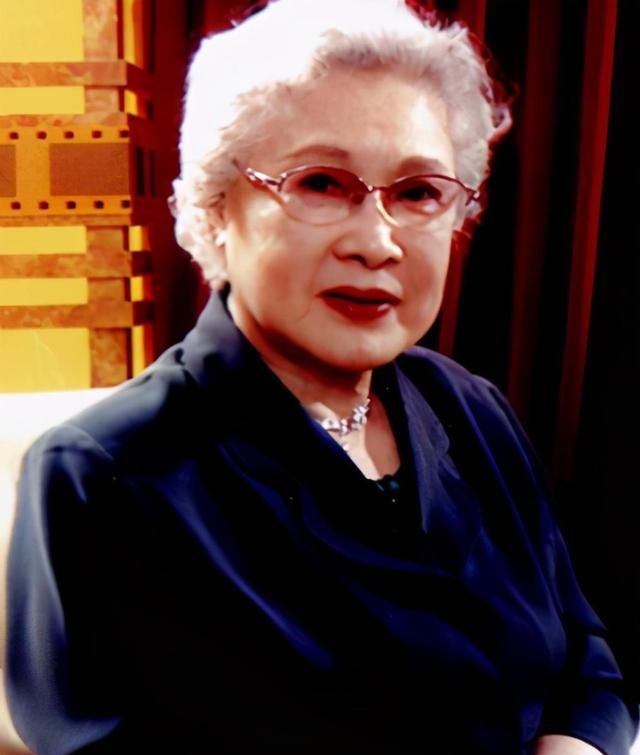 面容憔悴在家打点滴,晚年丈夫儿子相继离世|秦怡|儿子|陈天国_新浪