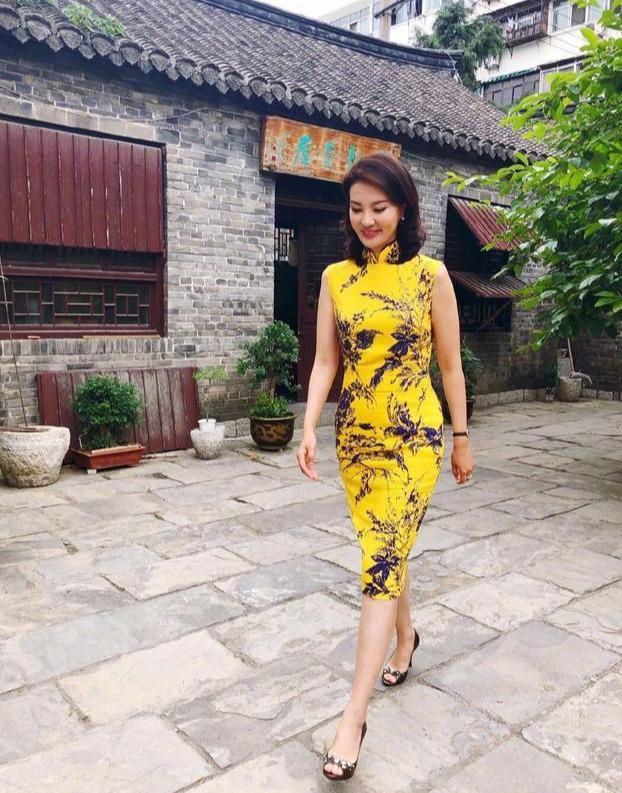 央视主持刘芳菲气质太出众!穿旗袍勾勒"多肉身材",浅笑都心动