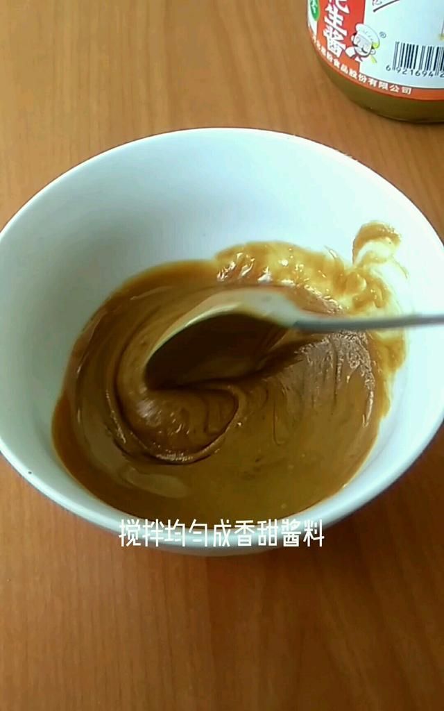 搅拌均匀成香甜酱料4.加蜂蜜3.加芝麻酱2.碗中加盐1.