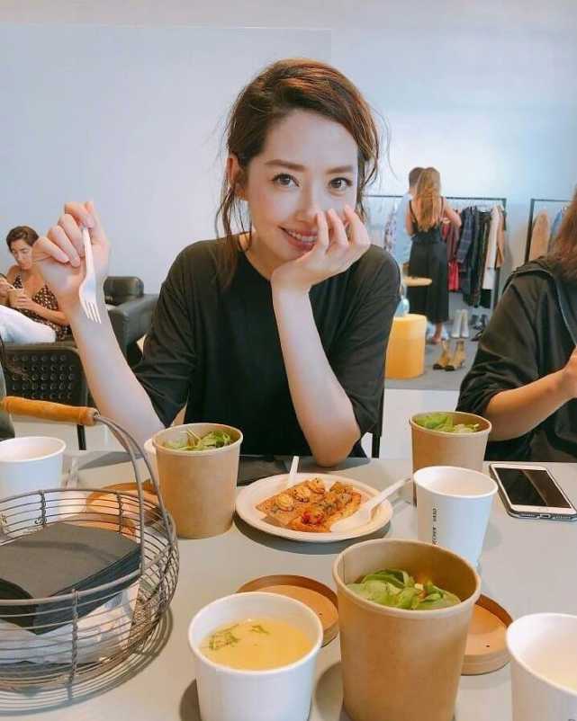 碧婷坐月子，向佐亲自为其剥虾，郭碧婷爸爸特意为女儿加营养餐休闲区蓝鸢梦想 - Www.slyday.coM