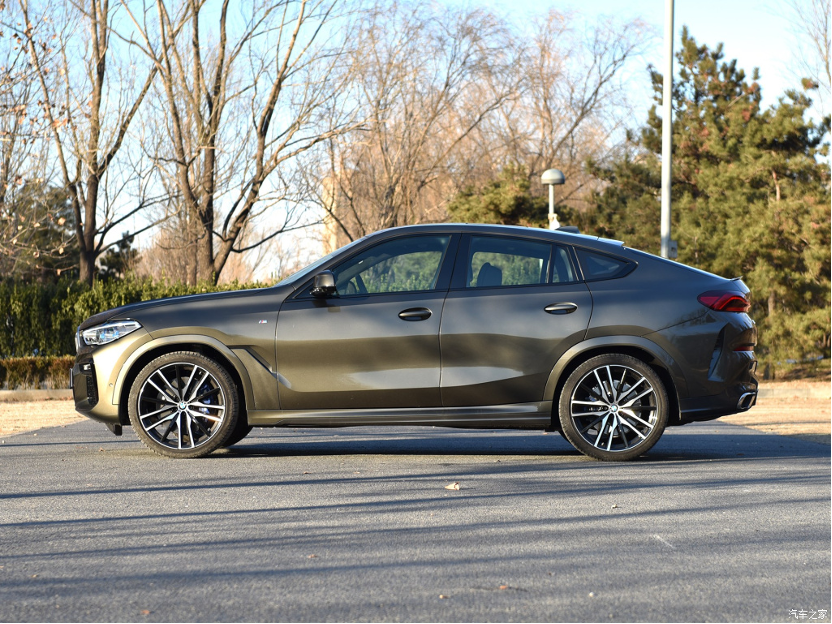 回到宝马x6这款车中,日前,2021款宝马x6已经上市,售价区间76.69-93.