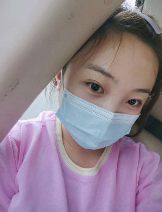 21岁童星林妙可晒自拍,即将毕业仍四处闲逛?身后椅背却颇为寒酸