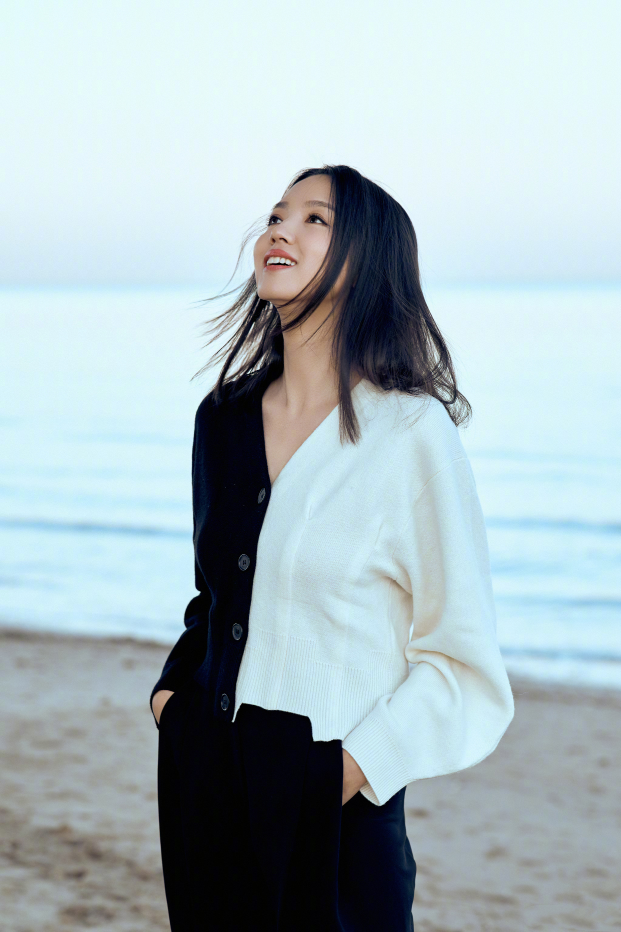 张梓琳可不止身材好,穿拼色针织衫配烟管裤,36岁还是初恋脸