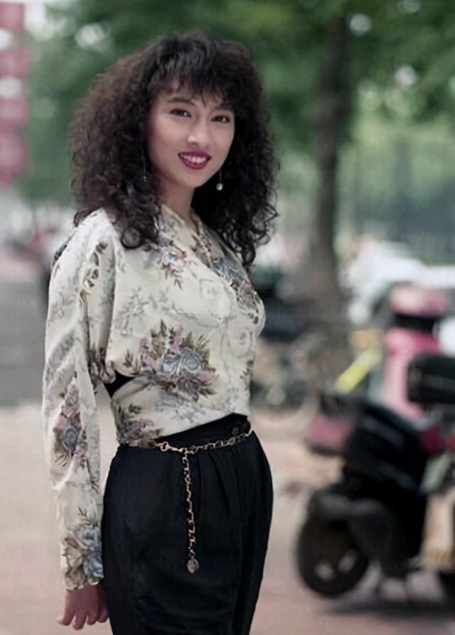 27岁嫁百亿豪门,忍气吞声43年揽70亿遗产的背后,并非全靠隐忍|何莉莉