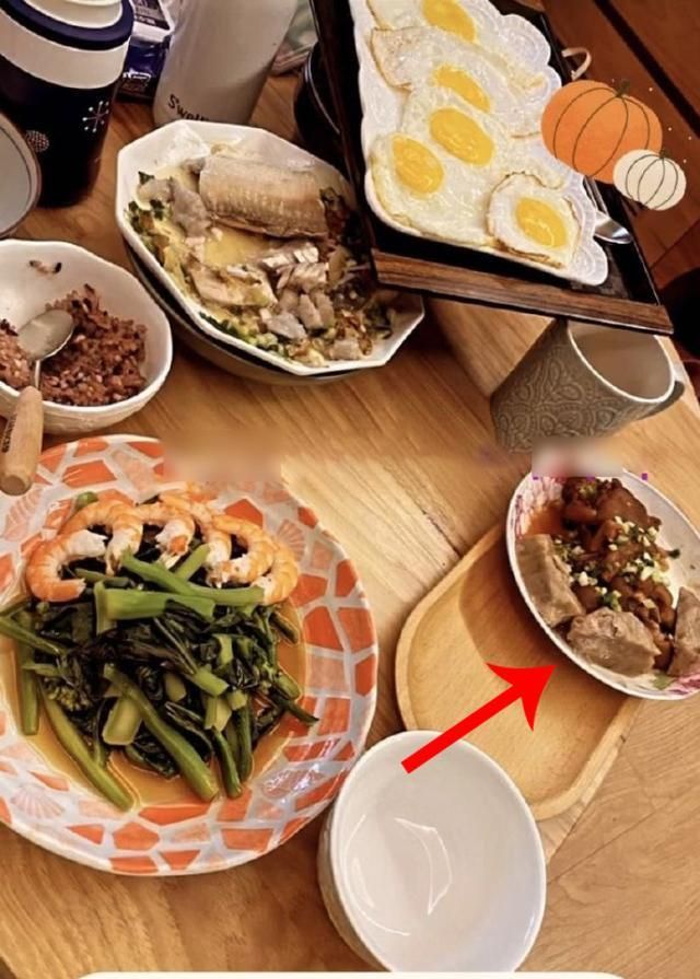 郭碧婷坐月子,向佐亲自为其剥虾,郭碧婷爸爸特意为女儿加营养餐休闲区蓝鸢梦想 - Www.slyday.coM 郭碧婷坐月子,向佐亲自为其剥虾,郭碧婷爸爸特意为女儿加营养餐休闲区蓝鸢梦想 - Www.slyday.coM